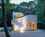 4d-gostevoj-dom-v-lesu-po-proektu-steven-holl-architects-1